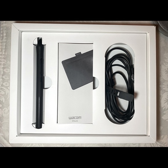 Wacom Intuos S Graphics Drawing Tablet with Stylus - Picture 3 of 3